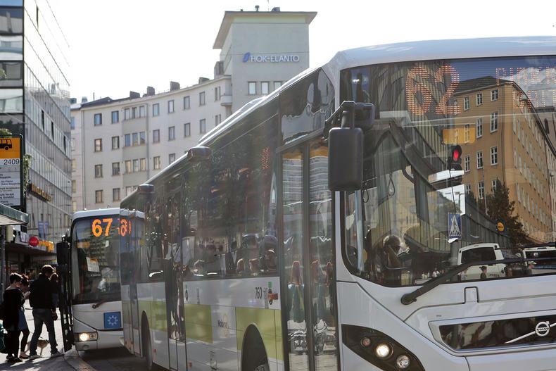 Busseja pysäkillä.